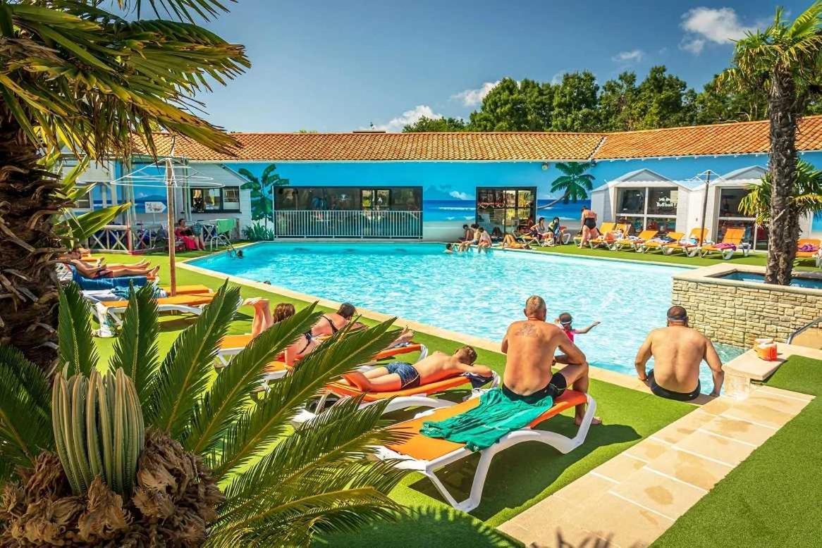 Camping 4 Etoiles - Parc Aquatique - Eei0Fi Saint-Georges-d'Oleron Exterior foto